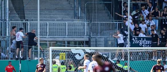 Die Fanlager des SV Sandhausen und von RB Leipzig sind verbal aneinandergeraten. - © Uwe Anspach/dpa