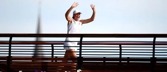 Iga Swiatek lässt sich von den Fans auf einer Brücke vom Centre Court in Wimbledon feiern. - © Ben Whitley/PA Wire/dpa