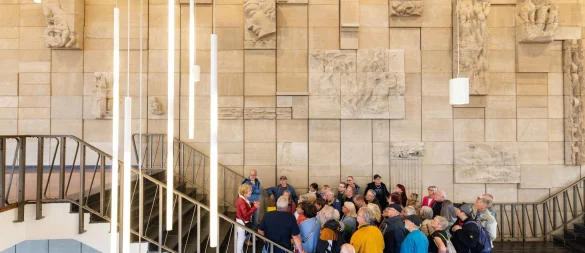 Im Fokus des Tags des offenen Denkmals stand dieses Mal die sogenannte Ostmoderne. Ein prominentes Beispiel für die DDR-Architektur: das Kultur- und Kongresszentrum in Gera. Im Inneren des Betonquaders gilt die Reliefwand «Lied des Lebens» als Glanzstück der Bildhauerkunst in der DDR. - © Michael Reichel/dpa