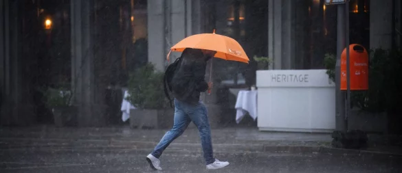 Blitzschlag-Gefahr: Wenn ein Gewitter mit Blitzen über einem tobt, sollte man sich lieber von seinem Regenschirm trennen. - © Bernd von Jutrczenka/dpa/dpa-tmn
