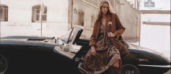 Der Dark Boho Trend - hier von ba&sh - für Herbst/Winter kombiniert die fließende, romantische Ästhetik des Boho-Stils mit dunkleren Farben und Materialien, passend zur kälteren Jahreszeit (Trenchcoat ca. 855 Euro, Handtasche ca. 525 Euro, Stiefel ca. 605 Euro, Kleid ca. 305 Euro). - © ba&sh/dpa-tmn