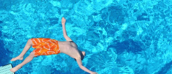 Chlor und Sonnencreme: Damit die Badehose lange strahlt, kommt es auf die richtige Pflege an. - © Julian Stratenschulte/dpa/dpa-tmn
