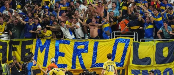 Die Boca Juniors feiern ihren zwischenzeitlichen Ausgleich gegen den FC Bayern emotional. - © Rebecca Blackwell/AP/dpa