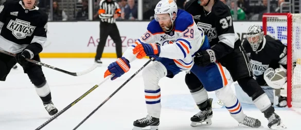 Leon Draisaitl und die Edmonton Oilers führen nun in der Serie gegen die Los Angeles Kings. - © Mark J. Terrill/AP/dpa