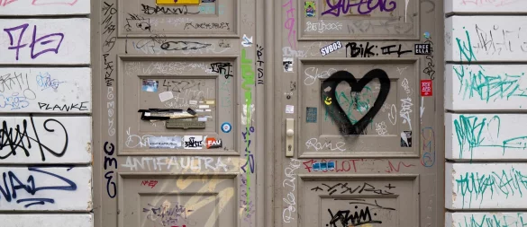 Ist das Kunst oder kann das weg? Bei Wohnungseigentümergemeinschaften müssen alle Eigentümer die Kosten für die Graffitientfernung tragen. - © Monika Skolimowska/dpa/dpa-tmn