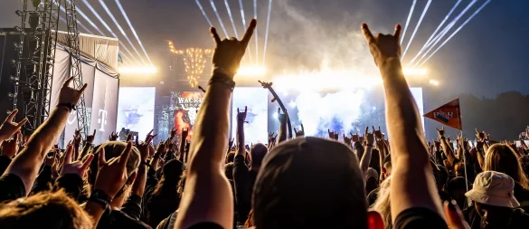 Party hard: Menschen mit Diabetes können genauso feiern wie andere – wichtig ist nur, dass sie ihren Glukosespiegel im Auge behalten. - © Axel Heimken/dpa/dpa-tmn