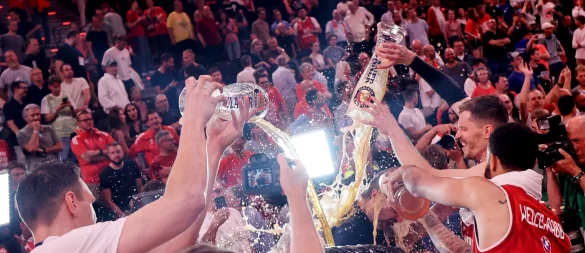 Die Bayern-Basketballer überschütten Coach Herbert mit Bier. - © Matthias Stickel/dpa