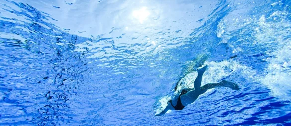 Wer nicht 6-12 Wochen mit dem Schwimmen pausieren möchte, kann frisch gestochene Ohrlöcher mit einem wasserfesten Pflaster und antiseptischen Produkten vor möglichen Keimen schützen. - © Julian Stratenschulte/dpa/dpa-tmn