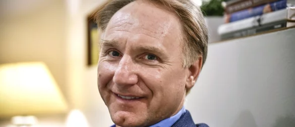 Der Autor Dan Brown hat durchaus Sympathien für Elon Musk. (Archivbild) - © Emmi Korhonen/Lehtikuva/dpa