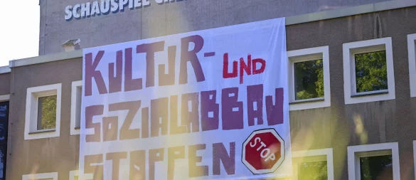 Aktivisten haben das Chemnitzer Schauspielhaus besetzt und protestieren gegen Kultur- und Sozialabbau. - © Hendrik Schmidt/dpa