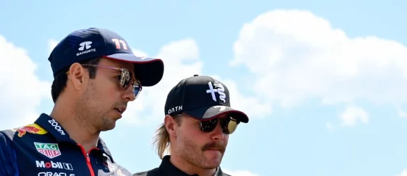 Fahren nächstes Jahr zusammen für Cadillac: Sergio Perez (l) und Valtteri Bottas (Archivbild) - © Denes Erdos/AP/dpa