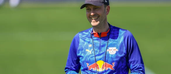 RB Leipzigs Trainer Ole Werner freut sich über den nächsten Neuzugang. - © Jan Woitas/dpa