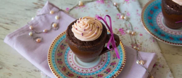 Der Schoko-Tassenkuchen von Food-Bloggerin Angelina Antal enthält einen Schuss Rotwein und ein Frischkäse-Topping. - © Angelina Antal/zimtblume.de/dpa-tmn