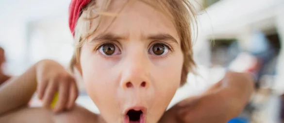 Ja, da guckst du! Kleine Kinder merken schnell, dass sie mit Schimpfwörtern auch Aufmerksamkeit bekommen. - © Nasos Zovoilis/Westend61/dpa-tmn