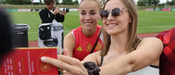 Bei den Fans begehrt für Selfies: DFB-Kapitänin Giulia Gwinn. - © Daniel Löb/dpa