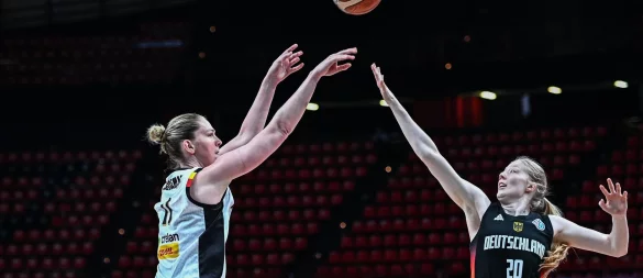 Frieda Bühner und Co. streckten sich gegen Belgien um Topstar Emma Meesseman vergeblich. - © Stefanos Kyriazis/LiveMedia-IPA/ZUMA Press Wire/dpa