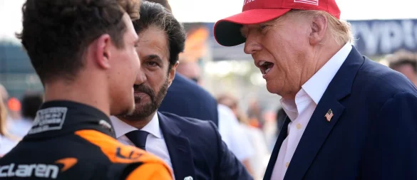 Donald Trump (r) inszenierte sich als Lando Norris\\\' (l) Glücksbringer. - © Rebecca Blackwell/AP/dpa