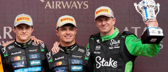 Nico Hülkenberg (r) schafft es im 239. Rennen erstmals auf ein Formel-1-Podium. - © Darko Bandic/AP/dpa