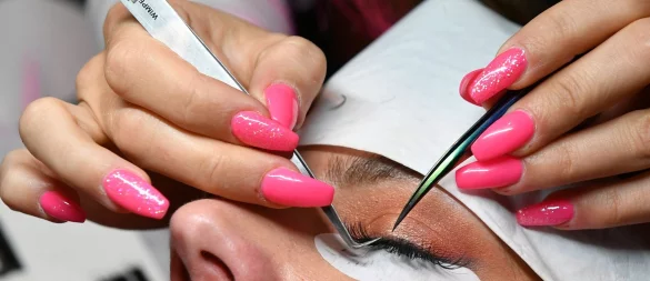 Nicht ohne Risiken: Wimpernverlängerungen können allergische Reaktionen und Entzündungen am Augenlid verursachen. - © Jens Kalaene/dpa