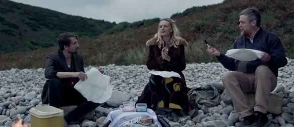 Tom Basden (l) als Herb McGwyer, Carey Mulligan als Nell Mortimer und Tim Key als Charles Heath in einer Szene des Films «The Ballad Of Wallis Island» (undatierte Filmszene). - © -/Universal Pictures/dpa