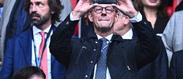 Bundeskanzler Friedrich Merz (CDU) drückt den deutschen Frauen aus der Ferne die Daumen. Ein Stadionbesuch, wir hier beim Champions-League-Finale zwischen Borussia Dortmund und Real Madrid 2024 in London, ist momentan nicht geplant. - © Tom Weller/dpa