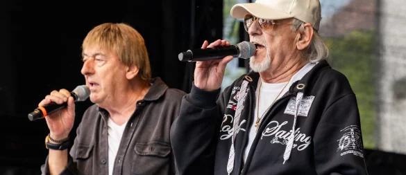 Die Brüder Bernd (l.) und Karl-Heinz Ulrich, bekannt als Schlagerduo «Die Amigos», schaffen es mit ihrem neuen Album auf den Spitzenplatz. (Archivfoto) - © Christian Lademann/dpa