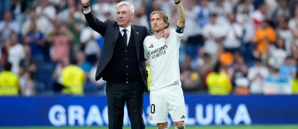 Trainer Carlo Ancelotti (l) und Luka Modri? bei ihrem letzten Spiel im Bernabeu. - © Cesar Cebolla/AP/dpa