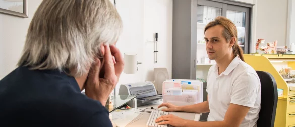 Ärzte können bei einem Tinnitus eine Digitale Gesundheitsanwendung (DiGA) verordnen. Diese wird dann von der Krankenkasse bezahlt. - © Christin Klose/dpa-tmn