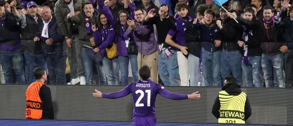 Die Fans feiern Robin Gosens nach seinem Tor zum 2:1. - © Marco Bucco/LaPresse/AP/dpa