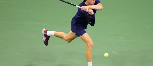 Jannik Sinner behielt gegen Felix Auger-Aliassime trotz Problemen die Oberhand. - © Kirsty Wigglesworth/AP/dpa