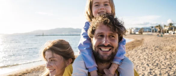 Die Sonne scheint und alle sind happy: So soll es sein im Familienurlaub - und mit ein bisschen Kompromissbereitschaft und Flexibilität gelingt das auch. - © Joseffson/Westend61/dpa-tmn