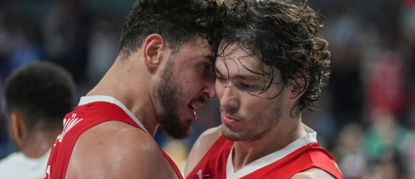 Der türkische NBA-Star Alperen Sengun (l) fordert im EM-Finale die deutschen Basketballer. - © Sergei Grits/AP/dpa