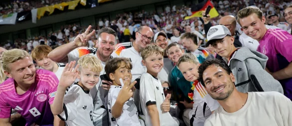 Die Fans feierten Hummels bei seinem Abschied in Köln. - © Rolf Vennenbernd/dpa