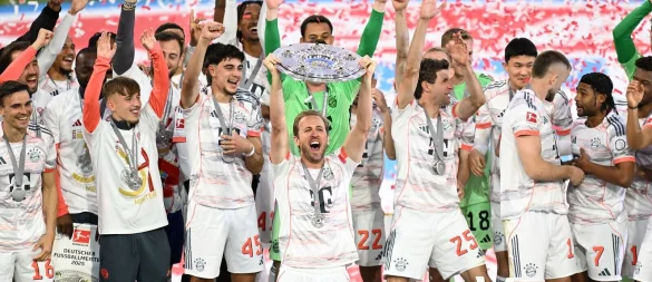 Der FC Bayern um Torjäger Harry Kane bejubelt die Meisterschaft. - © Sven Hoppe/dpa