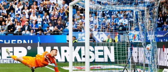 Nürnbergs Torwart Jan Reichert ist bei Karlsruhes 1:0 ohne Abwehrchance. - © Philipp von Ditfurth/dpa