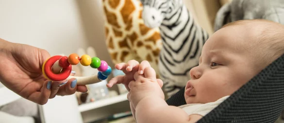 Mehr als ein Spiel: Wenn Babys «blubbern», fördern sie ihre Sprachentwicklung und stärken soziale Bindungen. - © Christin Klose/dpa-tmn