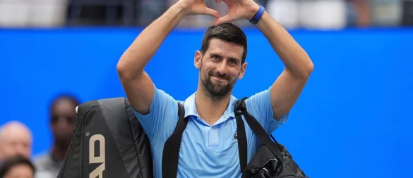 Mit einem Lächeln und einem mit den Händen geformten Herz verabschiedet sich Novak Djokovic vom New Yorker Publikum. - © Seth Wenig/AP/dpa