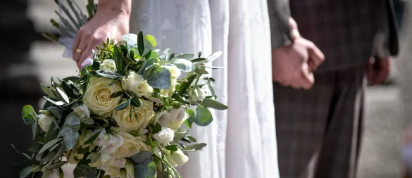 Wer nachhaltig heiraten möchte, kann auch die Gäste einbeziehen – etwa beim Organisieren von Deko oder Geschirr. - © Sina Schuldt/dpa/dpa-tmn
