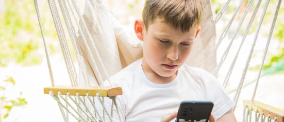 Ganz gechillt mit Tiktok, Gaming oder Lern-Apps? Wichtig ist nicht nur, wie lange Kinder Medien nutzen, sondern auch, wofür. - © Christin Klose/dpa-tmn