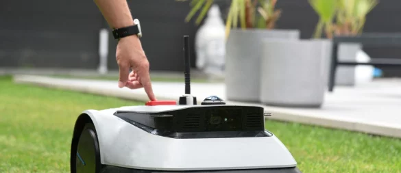 Leistung, Sicherheit, Installation: Die individuellen Bedürfnisse spielen eine entscheidende Rolle bei der Wahl des passenden Mähroboters. - © Conny Kurz/Tüv Süd/dpa-tmn