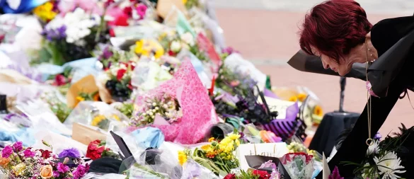 Sharon Osbourne legt zum Gedenken an ihren verstorbenen Mann Blumen in Birmingham nieder. (Archivbild) - © Jacob King/PA Wire/dpa