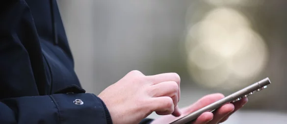 Weil man nicht immer im Netz sein kann: Bei vielen Wohnungs-Marktplätzen im Internet lässt sich ein Wecker einrichten, der einen über neue Inserate mit den passenden Kriterien informiert. - © Christin Klose/dpa-tmn