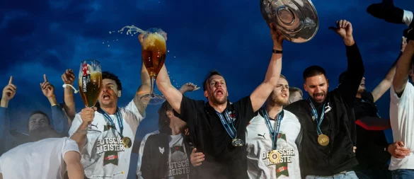 Völlig losgelöst: Füchse feiern den Bundesliga-Titel. - © Fabian Sommer/dpa