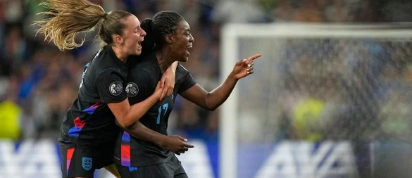 Englands Michelle Agyemang (r) feiert mit Ella Toone ihr spätes 1:1. - © Martin Meissner/AP/dpa