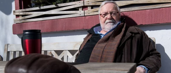 Schauspieler Wolfgang Hepp sitzt bei den Dreharbeiten für die 1000. «Fallers»-Folge am Set. 299 Episoden später wird er ein letztes Mal zu sehen sein. (Archivbild) - © Patrick Seeger/dpa