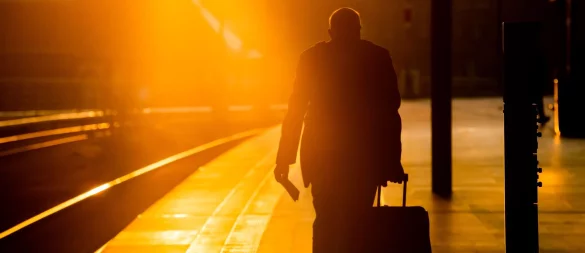Zugverspätung: Mögliche Ansprüche auf Entschädigung bestehen immer nur, wenn der Bahntransfer zum Flughafen explizit Teil der Reisebuchung ist. - © Christoph Soeder/dpa/dpa-tmn