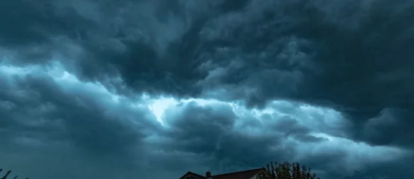 Starkregen kann zum Problem werden - etwa für Keller. - © Armin Weigel/dpa/dpa-tmn