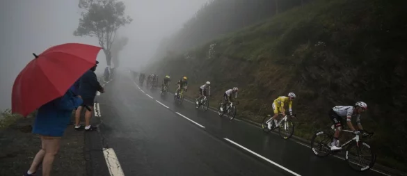 Die Fahrer auf der 14. Etappe der Tour de France. - © Thibault Camus/AP/dpa