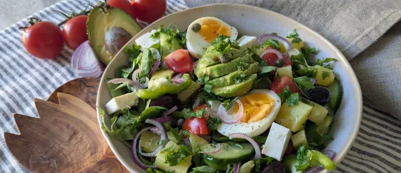 Der Saft einer ganzen Zitrone verpasst dem kretischen Salat mit Kartoffeln viel Frische, Feta-Würfel und Kapern sorgen für Würze. - © Doreen Hassek/hauptstadtkueche.blogspot.com/dpa-tmn