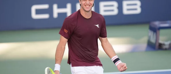 Was für eine Überraschung: Jan-Lennard Struff freut sich über seinen Achtelfinaleinzug. - © Seth Wenig/AP/dpa